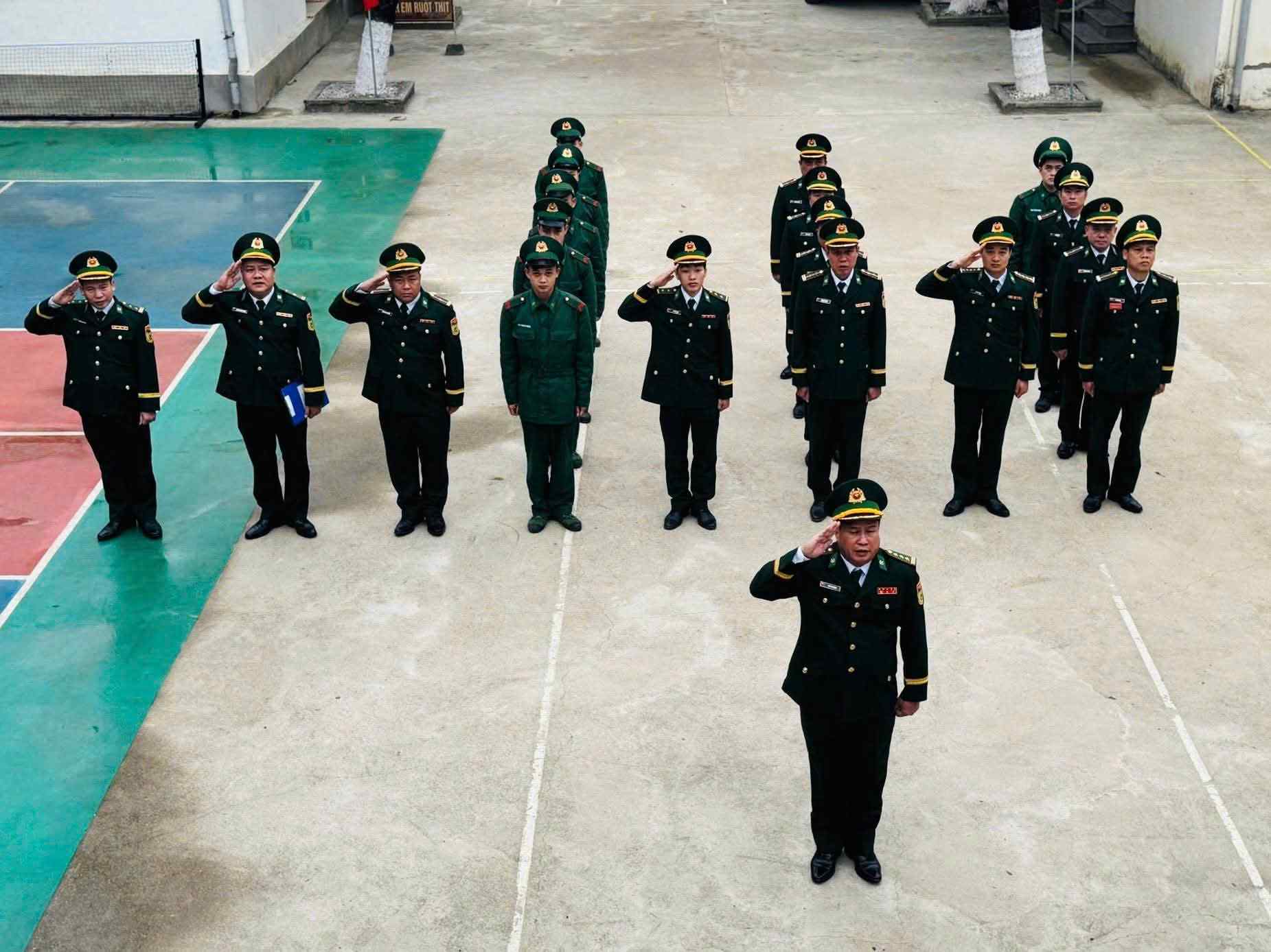 Dưới lá cờ Tổ quốc, Quốc ca Việt Nam được cất lên hùng tráng. Từng ánh mắt hướng về lá cờ đỏ thắm đang kiêu hãnh tung bay trong nắng sớm làm cho không khí buổi chào cờ đầu năm thêm linh thiêng và hùng tráng trong niềm xúc động, tự hào của tất cả cán bộ, chiến sĩ. Ảnh: Vũ Lê 