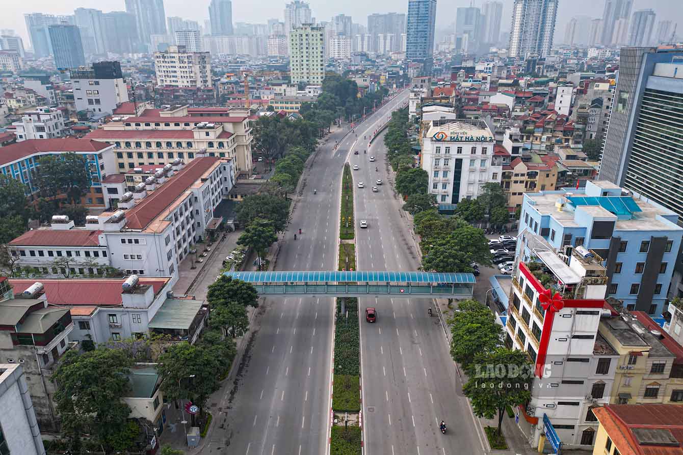 Les rues de Hanoï sont dégagées et paisibles le matin du 1er jour du Têt.