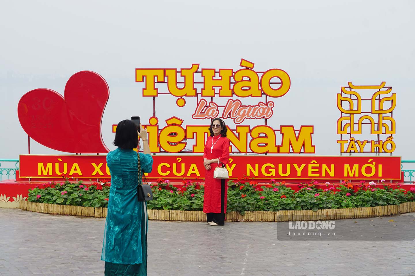 Người dân chụp ảnh kỉ niệm lưu lại khoảnh khắc trong ngày đầu năm mới.