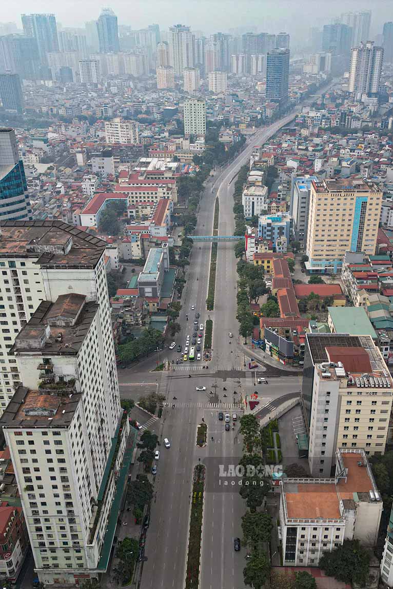Sáng ngày đầu năm mới Bính Ngọ, đường phố nội đô thông thoáng, vắng vẻ lạ thường.