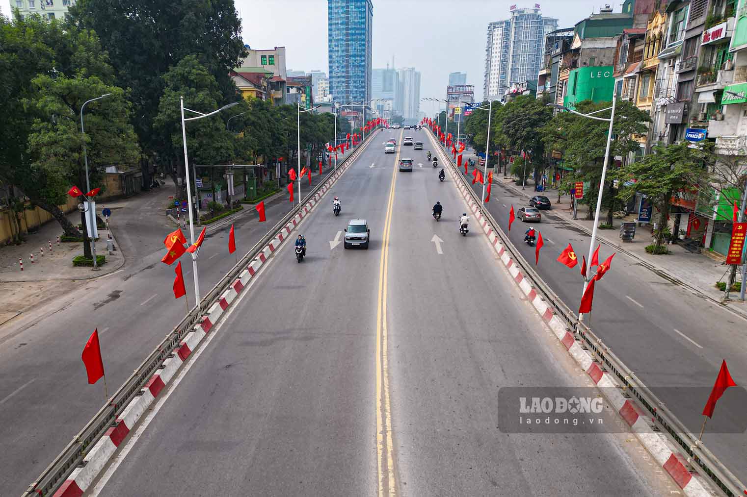 Cầu vượt nút giao Nguyễn Chí Thanh - Đường Láng thưa thớt phương tiện qua lại.