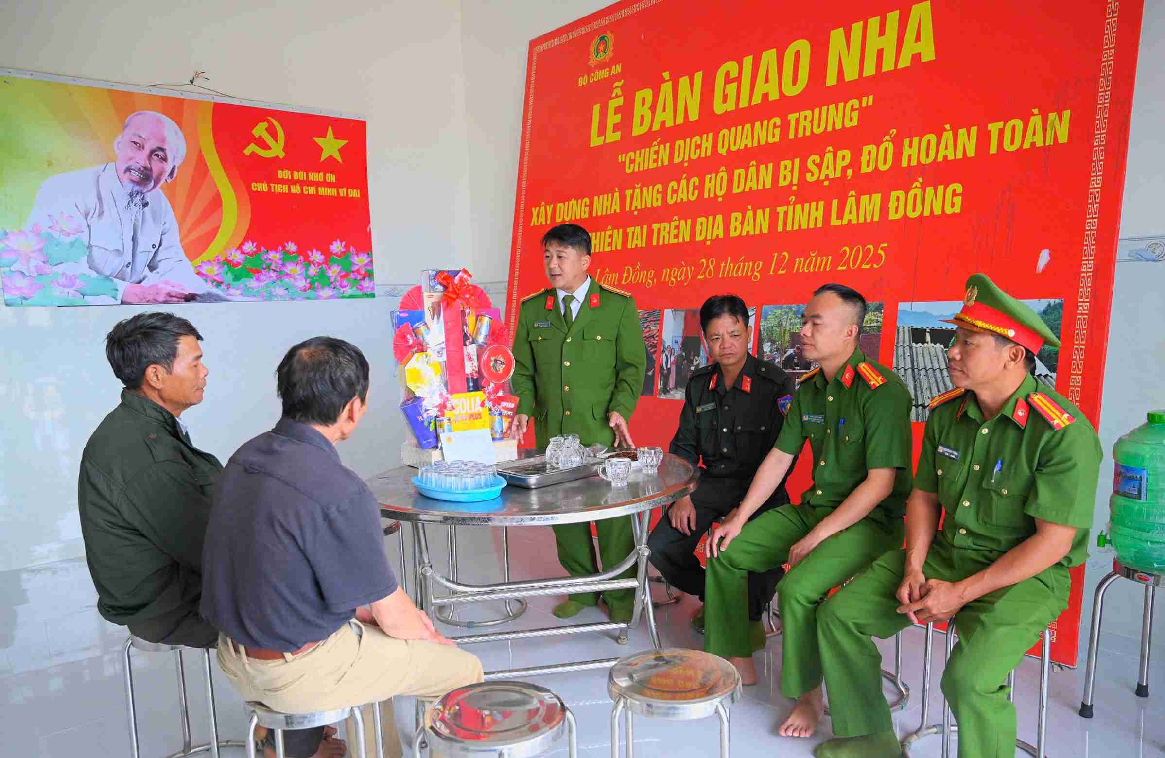 Công an tỉnh Lâm Đồng tới chúc Tết, tặng quà các hộ dân xã D'ran dịp Tết Bính Ngọ 2026. Ảnh: Thần Hy