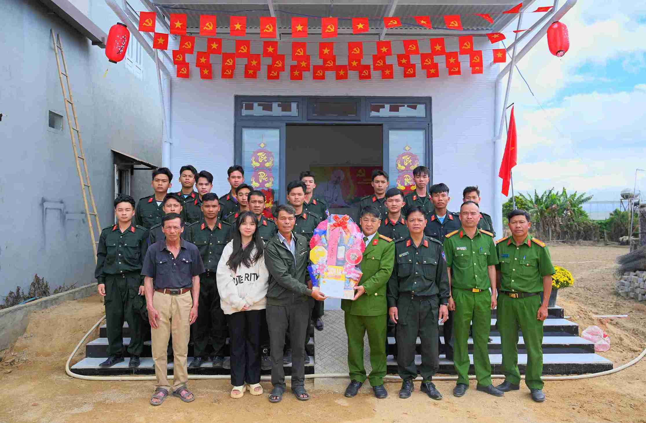 Lam Dong Provincial Police came to wish Tet and give gifts to people in D'ran commune who returned home to celebrate Tet. Photo: Than Hy