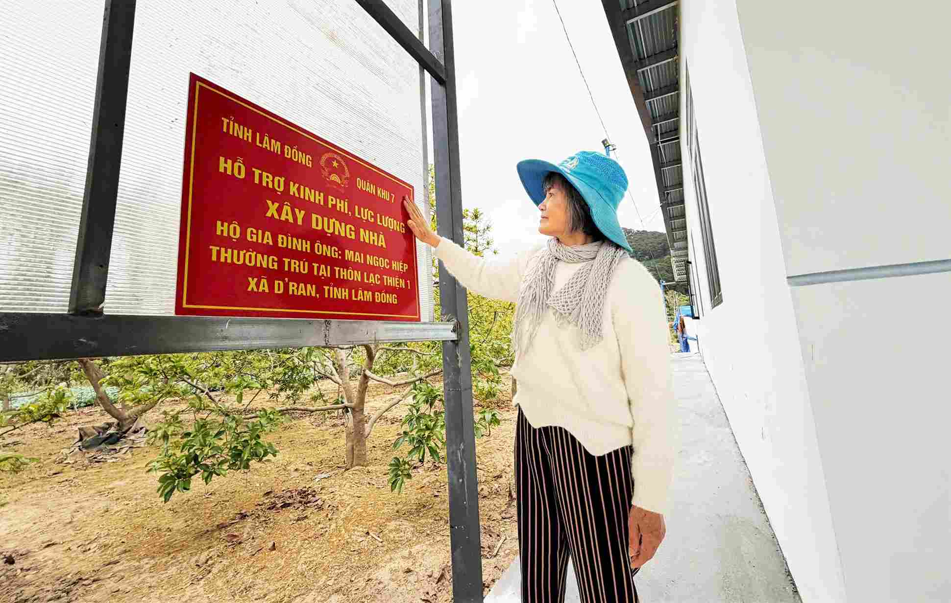 Người dân xã D'ran phấn khởi, cảm ơ các cấp chính quyền, lực lượng vũ trang luôn đồng hành trong lúc khó khăn, hoạn nạn. Ảnh: Thần Hy