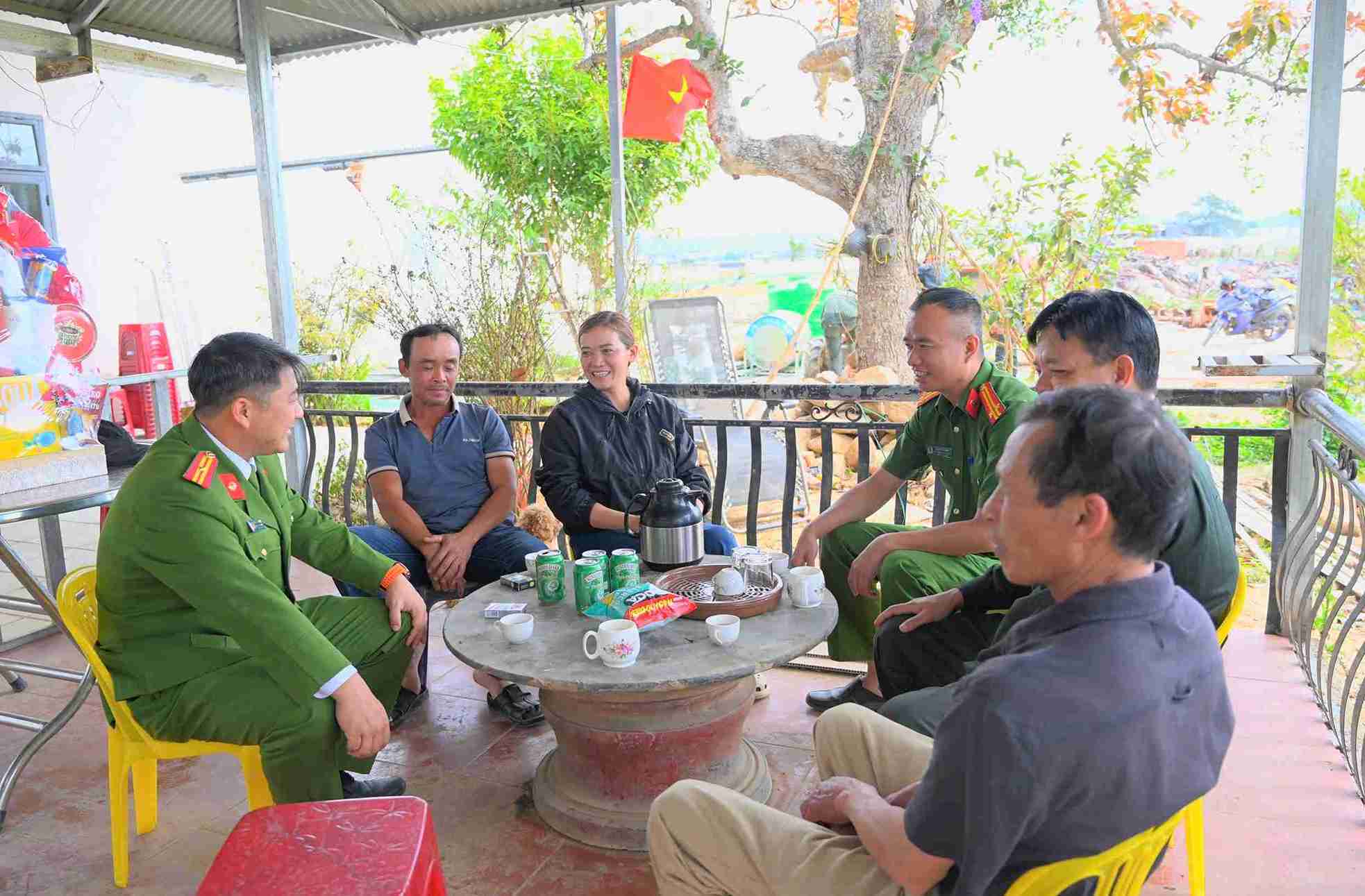 Cán bộ, chiến sĩ Công an tỉnh Lâm Đồng đến chung vui cùng người dân vùng lũ D'ran về nhà mới trong dịp Tết. Ảnh: Thần Hy