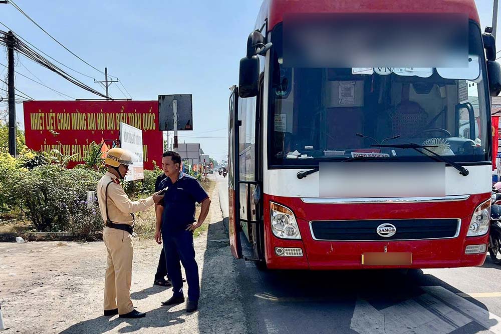 Việc kiểm tra được thực hiện công khai, minh bạch, ghi hình theo đúng quy định trong ngày đầu năm mới. Ảnh: Thanh Vũ