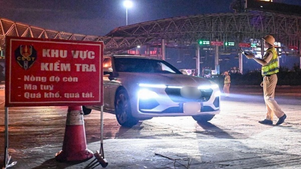 CSGT Hà Nội tổng kiểm soát nồng độ cồn, không có vùng cấm dịp Tết. Ảnh: Mạnh Cường