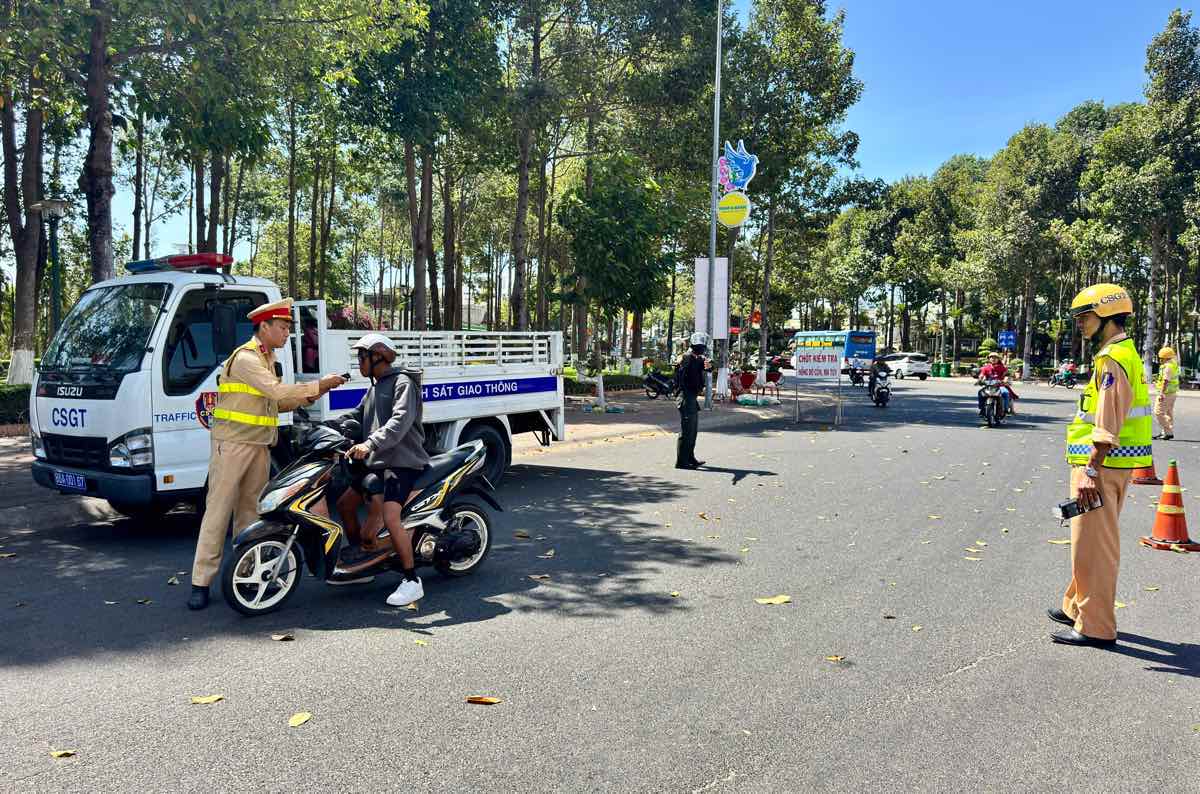 Đo nồng độ cồn người đi xe máy. Ảnh: Duy Tuấn 