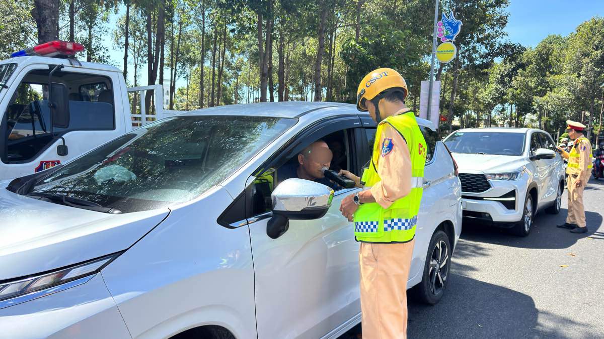 Đo nồng độ cồn người đi xe ô tô. Ảnh: Duy Tuấn 