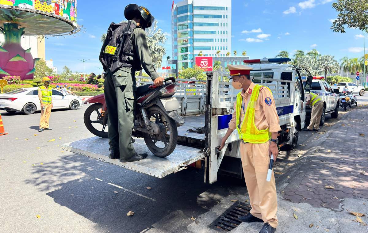 Một trường hợp phát hiện vi phạm nồng độ cồn và bị lập biên bản, tạm giữ phương tiện. Ảnh: Duy Tuấn 