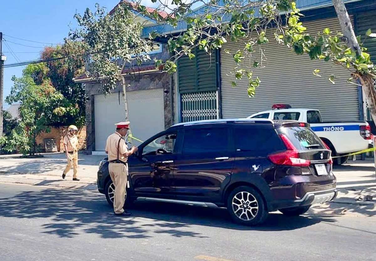 Tổ Cảnh sát Giao thông Hàm Thuận Bắc thuộc Đội Cảnh sát Giao thông số 3 đo nồng độ cồn trên tuyến Quốc lộ 28, sáng mùng 1 Tết. Ảnh: Duy Tuấn 