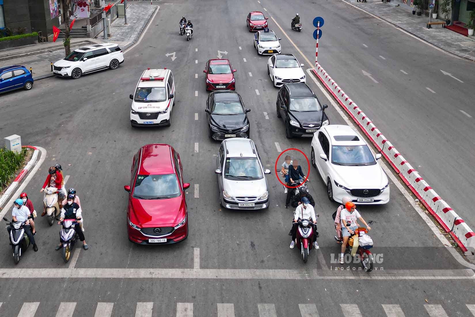 Theo ghi nhận của Lao Động, ngày 17.2 (mùng 1 Tết Bính Ngọ), các gia đình đổ ra đường đi chúc Tết, du Xuân, đi lễ Đền, Chùa.