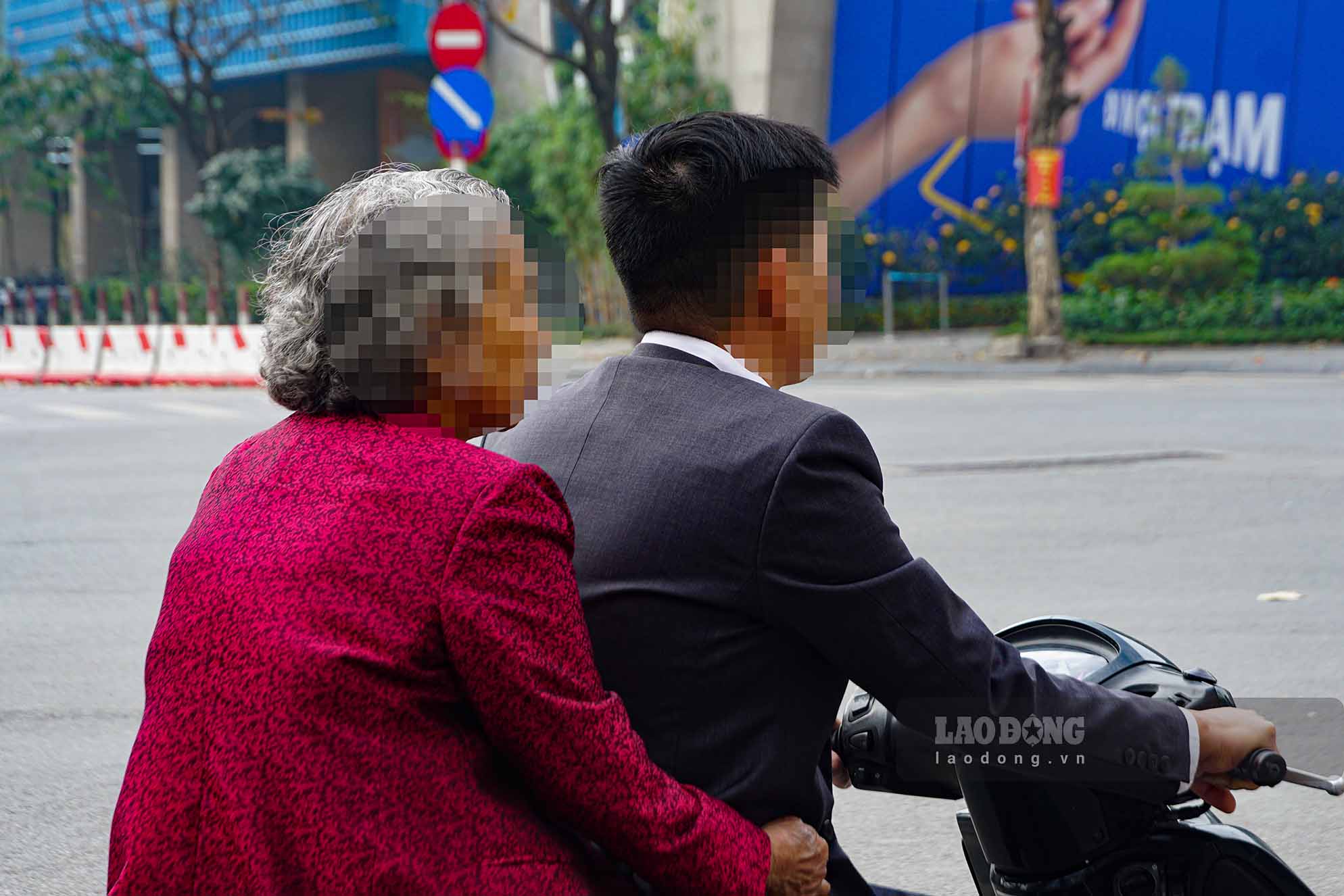 Phòng CSGT Công an TP Hà Nội khẳng định, camera AI hoạt động 24/7, không vì Tết mà ngừng ghi hình. Trong đó, các lỗi như không đội mũ bảo hiểm, vượt đèn đỏ, đi sai làn, dừng đỗ sai vị trí, vi phạm làn đường… đều có thể bị phát hiện, đối chiếu biển số và xử phạt nguội.