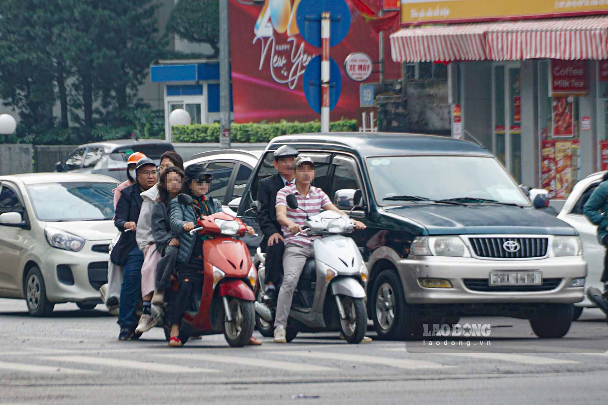 Trên các tuyến phố Hà Nội trong ngày đầu xuân năm mới, vẫn còn người dân vô tư kẹp 3, không đội mũ bảo hiểm đi lại trên phố. 