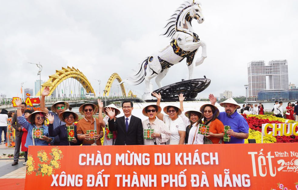 Đà Nẵng chào đón khách quốc tế xông đất ngày mùng 1 Tết Bính Ngọ.