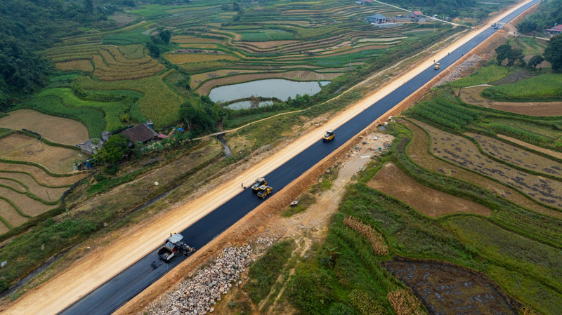 Tuy có một số đoạn trải thảm nhựa nhưng việc lưu thông trên tuyến vẫn tiềm ẩn nhiều nguy cơ. Ảnh: Tân Văn