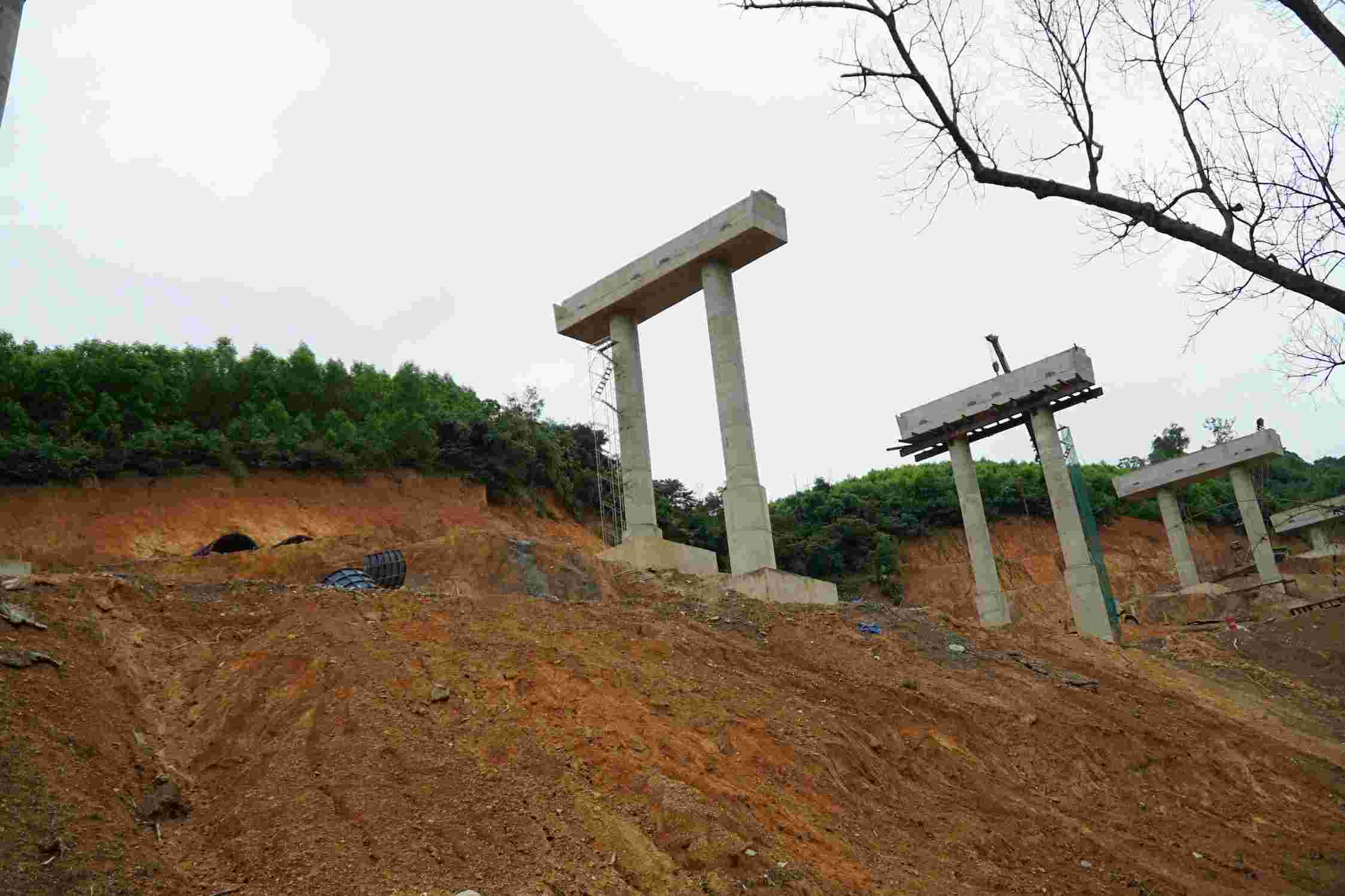 Một hạng mục đang được triển khai trên cao tốc Khánh Hòa - Buôn Ma Thuột. Ảnh: Bảo Lâm