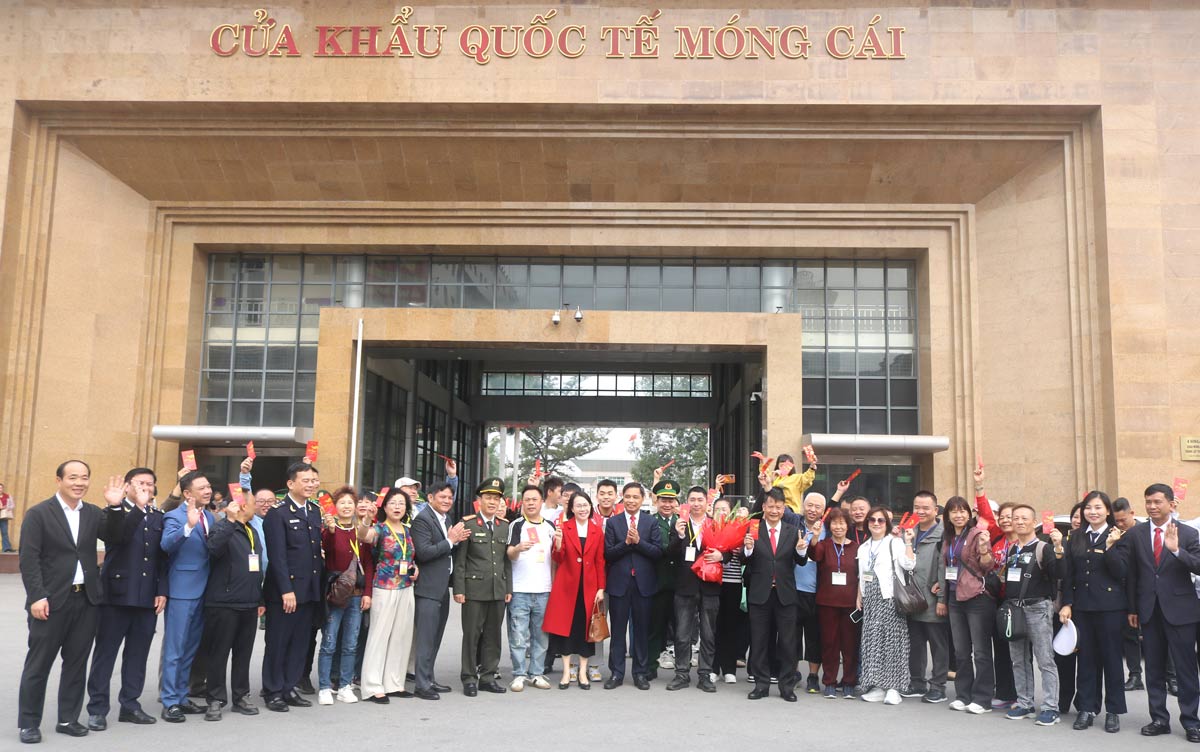 Đoàn khách Trung Quốc qua cửa khẩu Quốc tế Móng Cái sáng ngày mùng 1 Tết. Ảnh: Cổng TTĐT phường Móng Cái 1