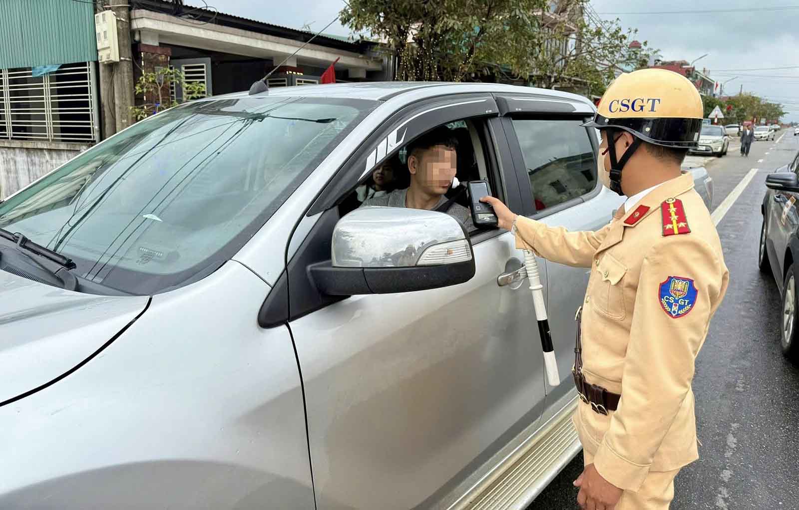 Cảnh sát giao thông Hà Tĩnh kiểm tra nồng độ cồn ngày mùng 1 Tết. Ảnh: Công an Hà Tĩnh
