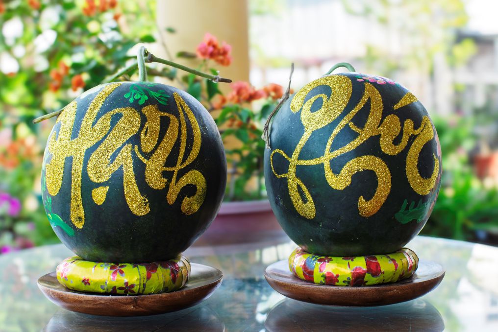 Những trái dưa hấu được trang trí hoa văn, chữ thư pháp trở thành quà biếu Tết sang trọng, giàu ý nghĩa may mắn. Ảnh: Phương Anh