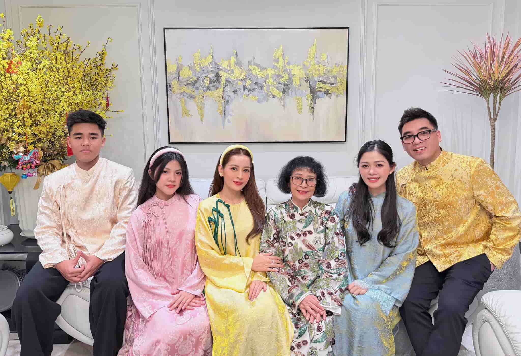 Chi Pu đón Tết sum vầy bên gia đình. Ảnh NVCC