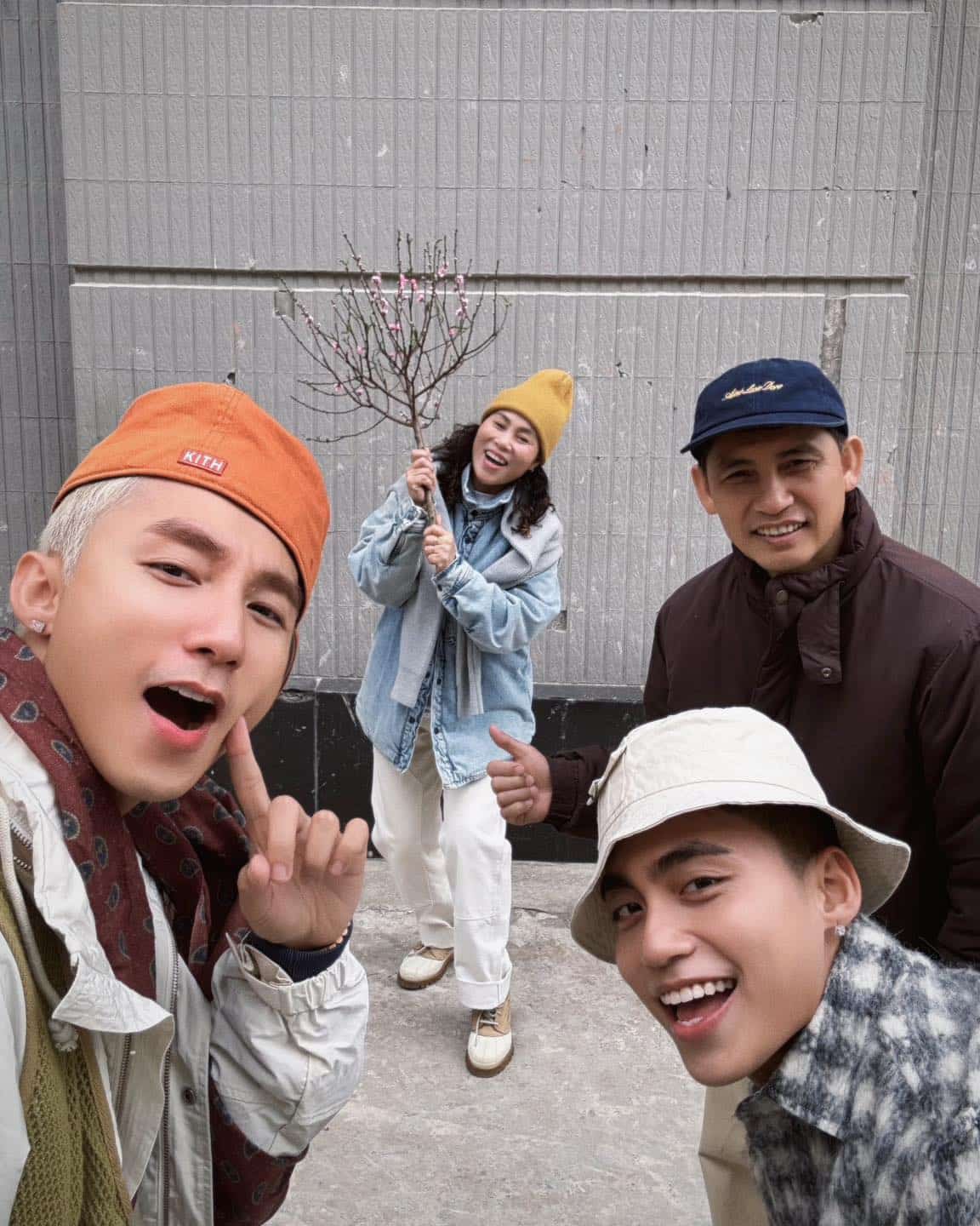 Gia đình Sơn Tùng M-TP và MONO cùng lên đồ chỉn chu đi chúc Tết. Ảnh NVCC