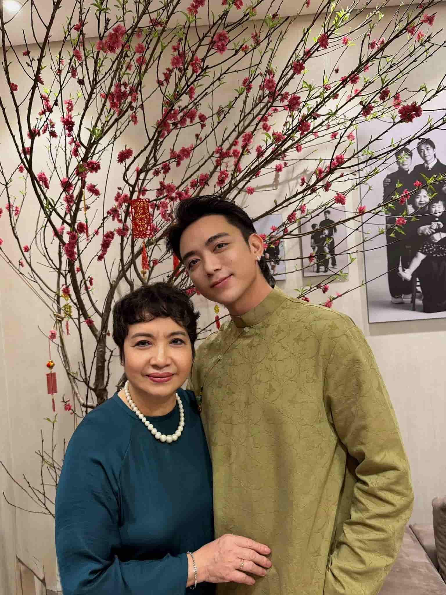 Soobin Hoàng Sơn diện áo dài truyền thống, đón Tết bên mẹ. Ảnh NVCC