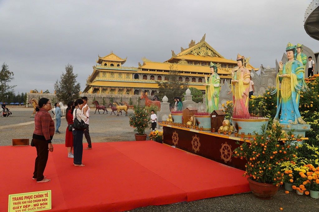 Người dân Quảng Ngãi đi chùa Minh Đức cầu bình an trong năm mới. Ảnh: Viên Nguyễn