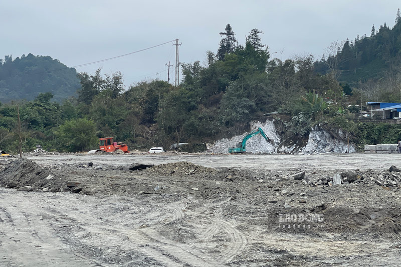 Công tác phá đá tạo mặt bằng cũng đang được tích cực triển khai. Ảnh: Đinh Đại 