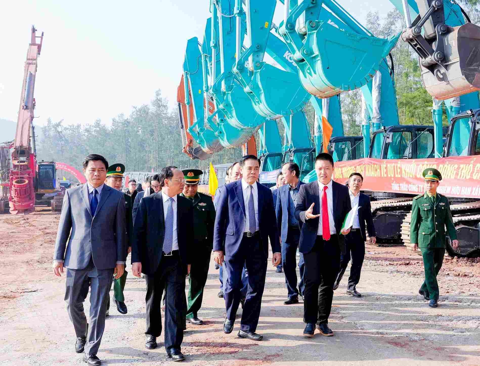 Leaders of Nghe An province attend the groundbreaking ceremony of the Cua Lo Deep-Water Port Investment and Business Project. Photo: Ngoc Anh