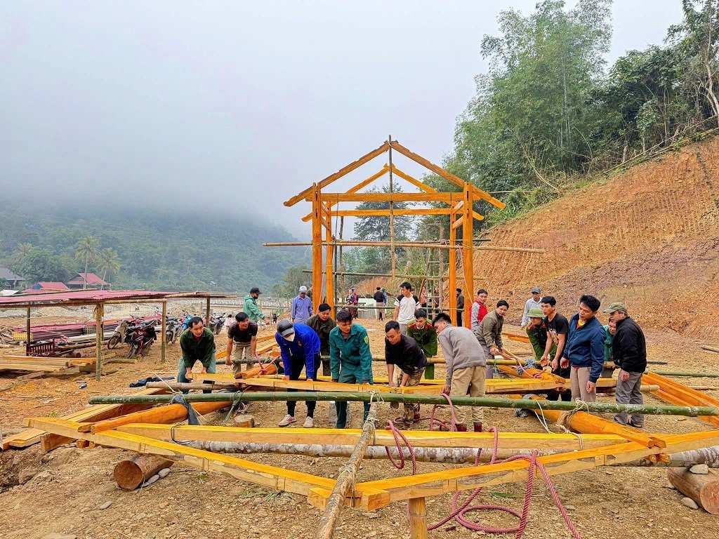 Công an xã Nhôn Mai phối hợp giúp dân dựng lại nhà sau thiên tai. Ảnh: Huy Hoàng