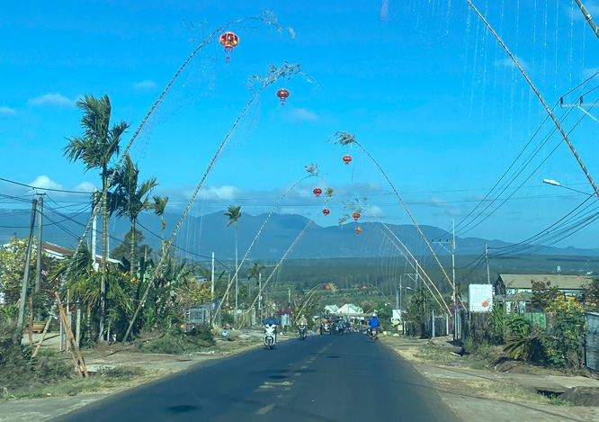 The New Year's pole is erected in the middle of the vast plateau road. Photo: Thanh Tuan