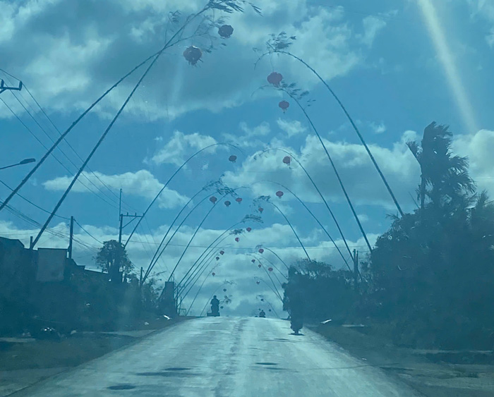 Cây nêu kết nối giữa trời và đất. Ảnh: Thanh Tuấn