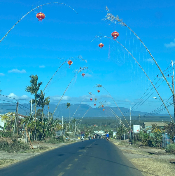 Cây nêu tạo thành điểm nhấn trong bức trong thiên nhiên núi rừng hùng vĩ đại ngàn. Ảnh: Thanh Tuấn 
