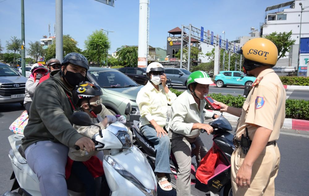 CSGT TPHCM kiểm tra nồng độ cồn người tham gia giao thông. Ảnh: Nguyễn Hướng