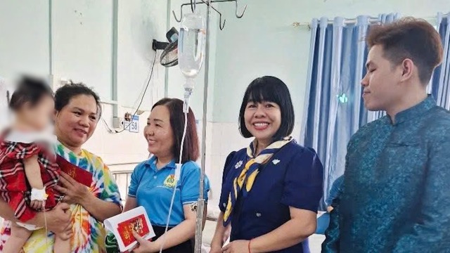 Tổ chức Công đoàn Bệnh viện Thành phố Thủ Đức đến thăm và lì xì bệnh nhân đầu năm mới. Ảnh: BVCC
