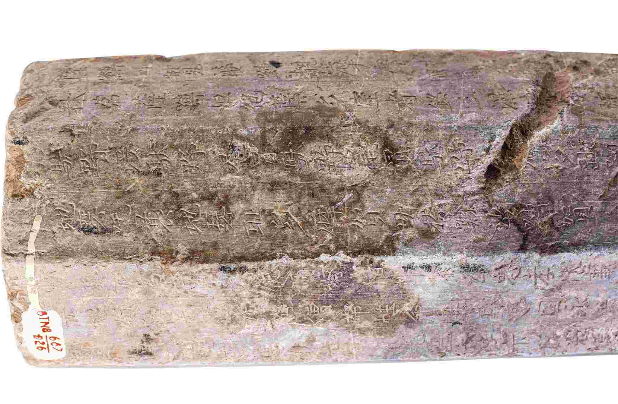 Phần thân cột được khắc chữ Hán với các bài kinh, lạc khoản. Ảnh: Diệu Anh