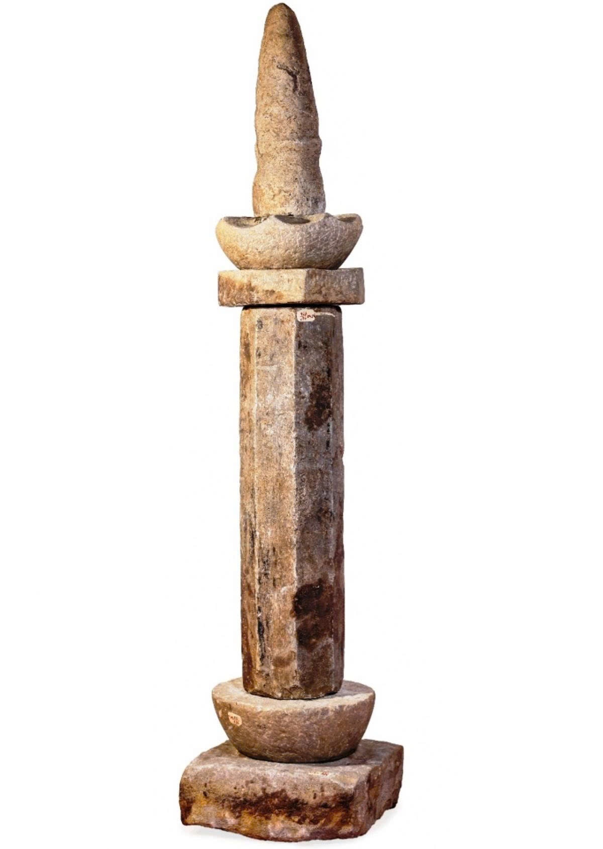 Cột kinh phật thời Đinh được Nam Việt Vương Đinh Khuông Liễn cho dựng từ năm 979 (thế kỷ thứ X). Ảnh: Diệu Anh