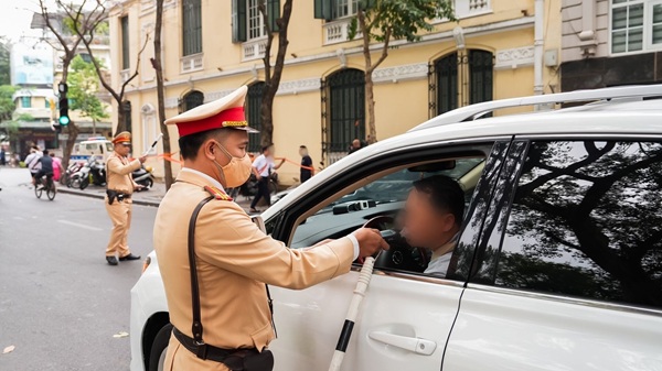 Sáng mùng 1 Tết, Công an Hà Nội ra quân kiểm tra nồng độ cồn. Ảnh: Khánh Duy