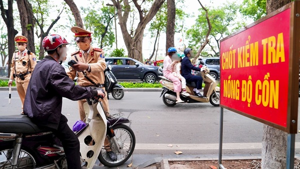 Hanoi police simultaneously check alcohol concentration from the morning of the 1st day of Tet. Photo: Khanh Duy