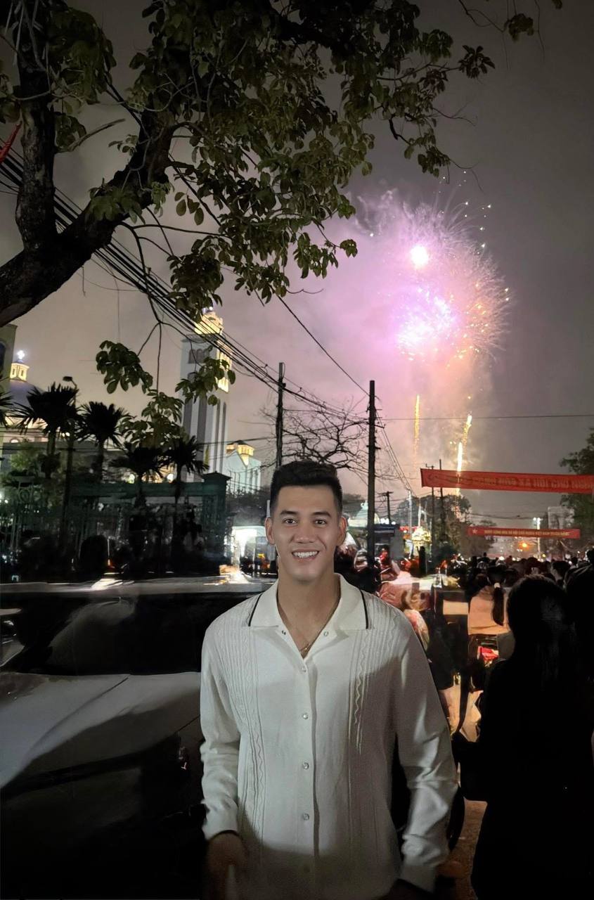 Tiền đạo Tiến Linh trong khoảnh khắc đón giao thừa. Ảnh: NVCC