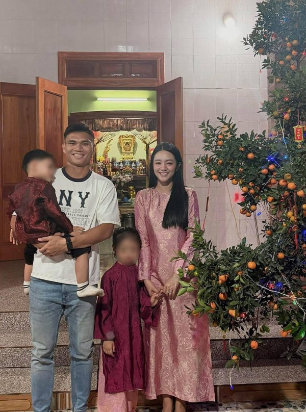 Hậu vệ Xuân Mạnh đón năm mới với khoảnh khắc giản dị cùng bà xã và 2 con. Ảnh: NVCC
