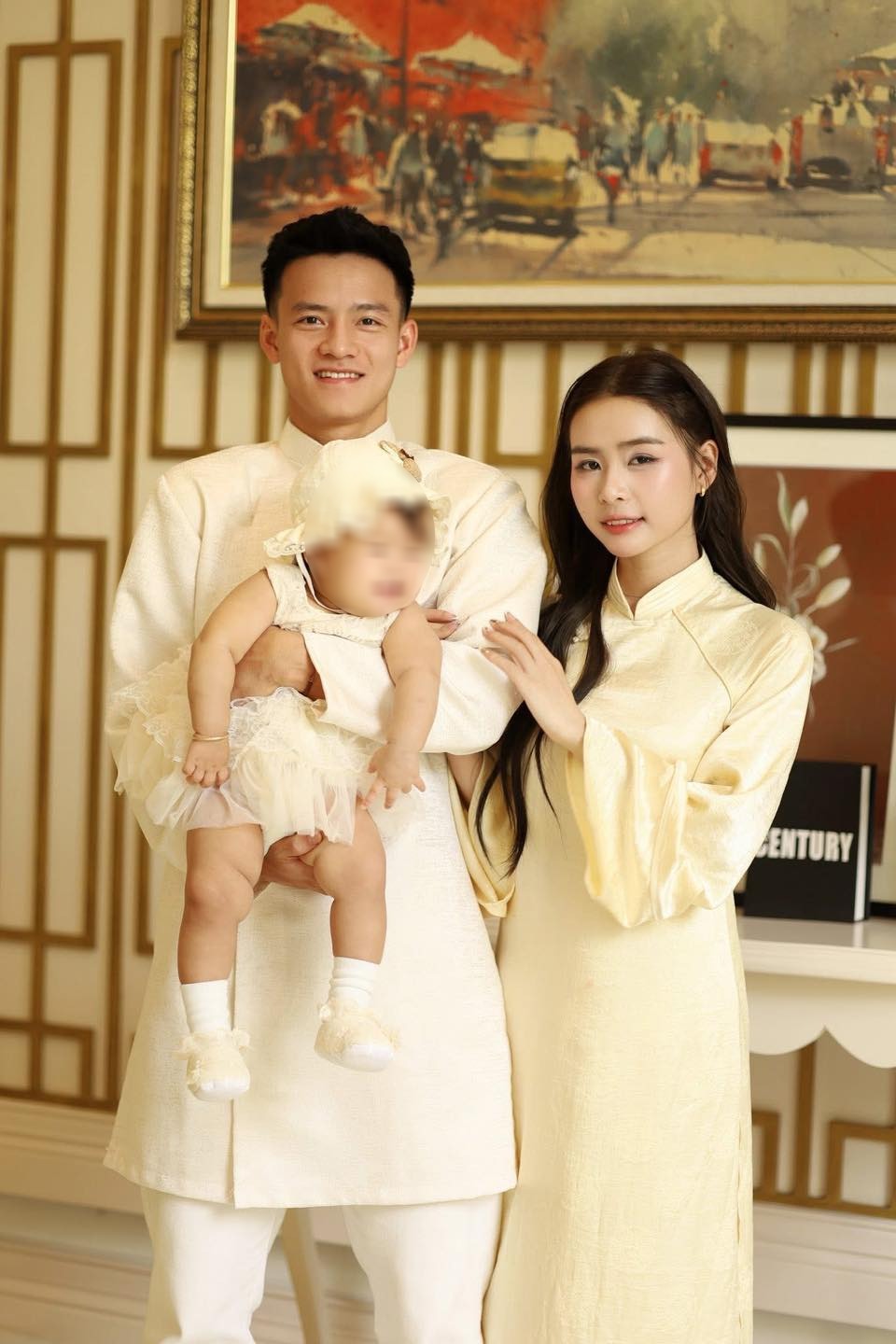 Tiền đạo Thanh Nhàn và vợ diện áo dài “ton sur ton“. Ảnh: NVCC