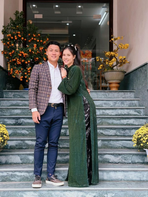 Tiền vệ Mạc Hồng Quân cùng nàng WAG Kỳ Hân vui vẻ trong ngày đầu năm mới. Ảnh; NVCC