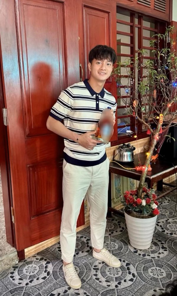 Thủ môn Cao Văn Bình tranh thủ chụp ảnh ngày đầu năm. Ảnh: NVCC