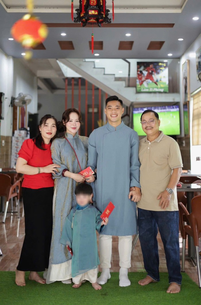 Gia đình cầu thủ Lâm Ti Phông. Ảnh: NVCC