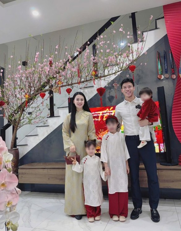 Trung vệ Quế Ngọc Hải đón Tết cùng vợ con ở quê nhà Nghệ An. Trước đó, anh cũng được “xả trại” sớm để trở về nhà và chuẩn bị nhà cửa đón năm mới. Ảnh: NVCC