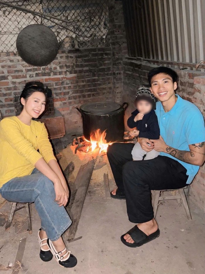 Hậu vệ Đoàn Văn Hậu đưa vợ con về Thái Bình đón tết cùng ông bà nội. Cặp đôi trông nồi bánh chưng đêm 29 Tết. Ảnh: NVCC