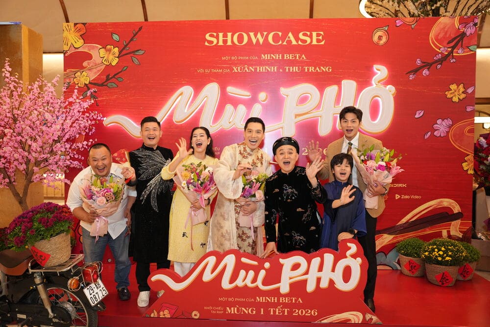 The crew and cast at the official premiere of the movie "Mui Pho". Photo: Character provided