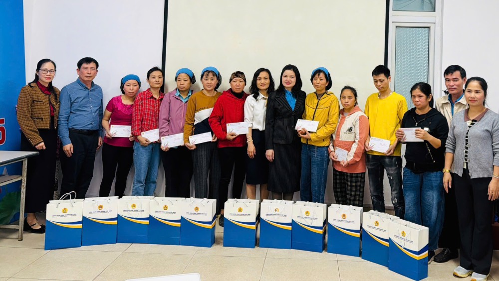 Bà Lê Thị Đức, Phó Chủ tịch Công đoàn Công Thương Việt Nam (thứ 7 từ phải sang) trao quà Tết cho đoàn viên, người lao động. Ảnh: Thùy Linh